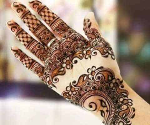 Apply such mehndi designs on hands for an attractive look