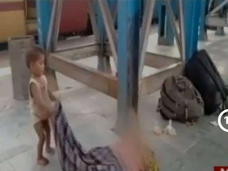 Hungry mother broke at the station, the child kept on playing with Aanchal, the crying news came out from Bihar