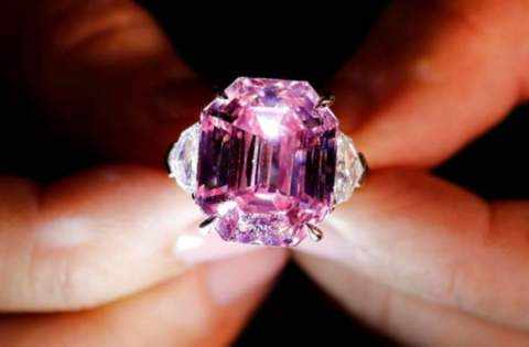 This is the world's most expensive diamond, sold for 362 crores in 5 minutes