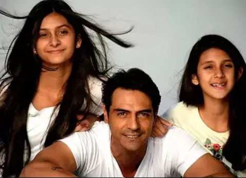 This Bollywood actor is the father of 2-2 daughters, click and go