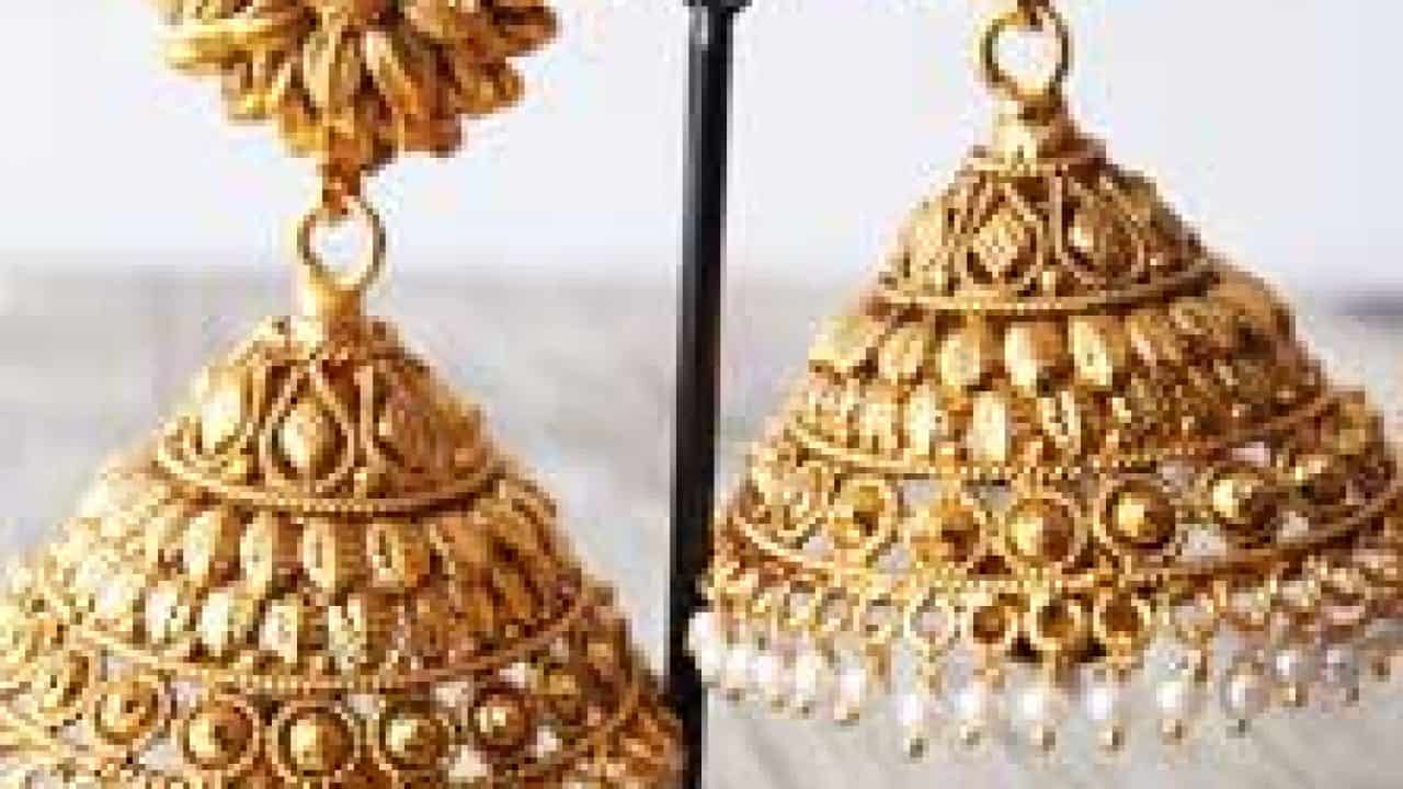Surprise everyone by wearing such a beautiful earrings made of one gram of gold ear
