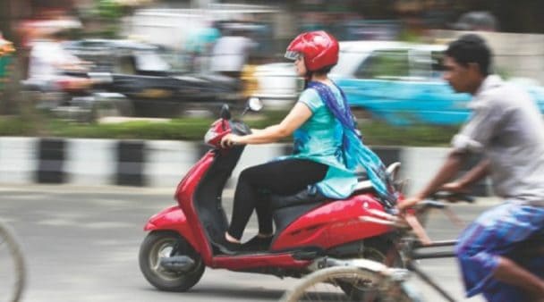 Girls should keep these things in mind while driving Scooty