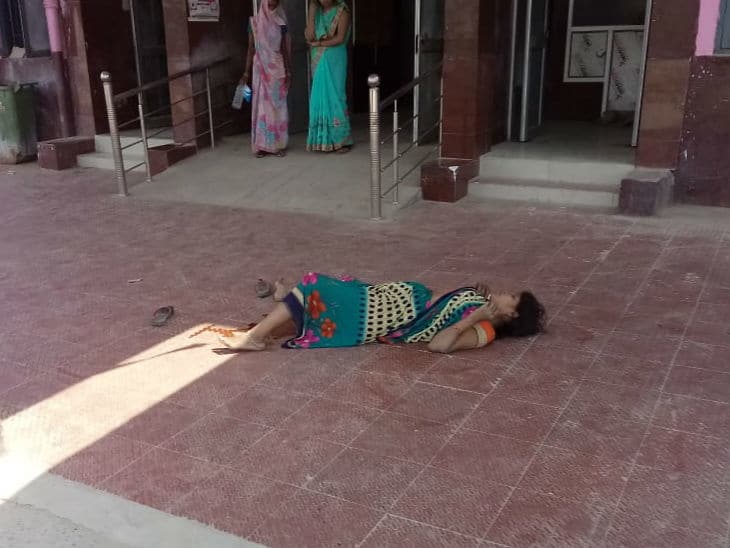 अस्पताल के फर्श पर तड़पते हुए महिला ने दिया नवजात को जन्म, लापरवाही के चलते नवजात की मौत