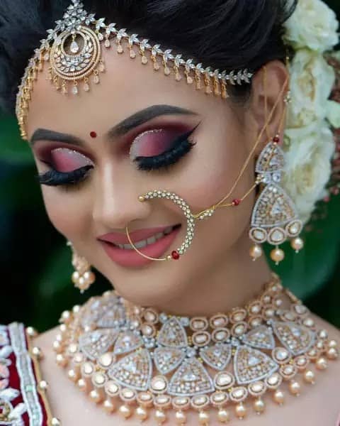 This jewelry will become the crown of bride's beauty