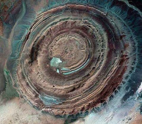दुनिया का एक अजूबा- सहारा रेगिस्तान की ‘रहस्यमयी आंख’ जिसे लोग देख कर दांग रह गए