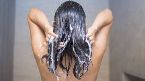 बाल धोने के लिए कौन सा पानी फायदेमंद होगा, ठंडा या गर्म, जानिए