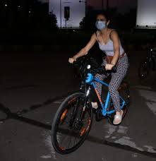 सड़कों पर साइकिल लेकर घूमने निकली आमिर खान की ये ऑनस्क्रीन बेटी जानिए इनके नाम