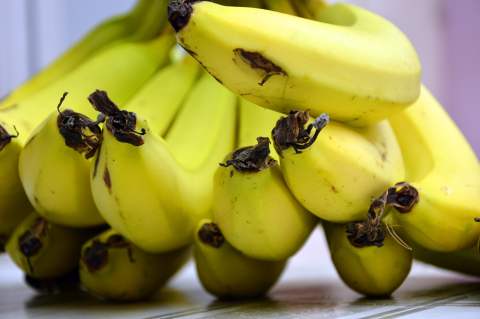 क्या रात में केला खाना सुरक्षित है, जानिए स्वास्थ्य विशेषज्ञों का क्या कहना है