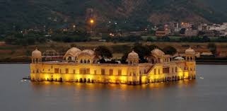 जयपुर के जलमहल में ऐसी कौनसी तकनीक इस्तेमाल की गई है कि वह इतने सालों से पानी में रहकर भी खड़ा है?