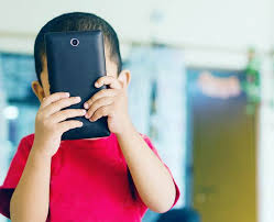 बच्चों को मोबाइल फोन की लत क्यों है? जानिए