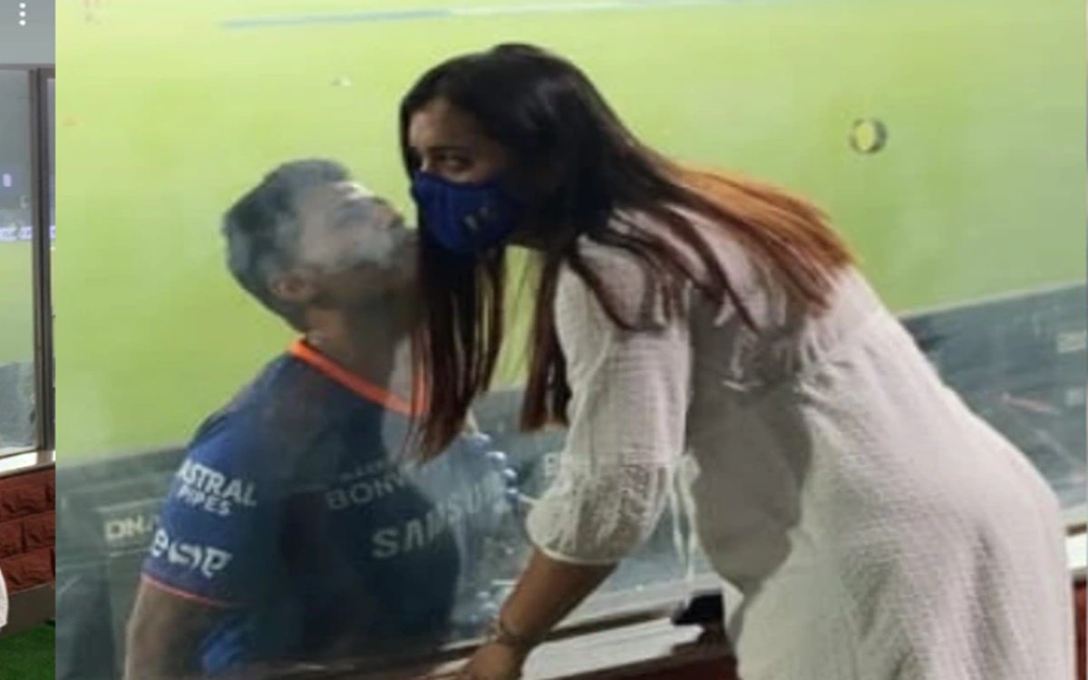 IPL 2021 में सूर्यकुमार यादव ने अपनी पत्नी को शीशे के बाहर से ही किया किस