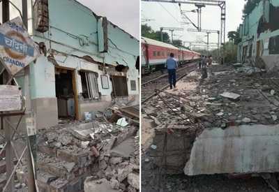 मध्‍य प्रदेश: ट्रेन के स्पीड में गुजरने की वजह से कंपन हुआ और रेलवे स्टेशन की बिल्डिंग भर-भराकर गिर पड़ी